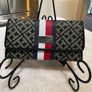 NWT Tommy Hilfiger Women’s Trifold Wallet